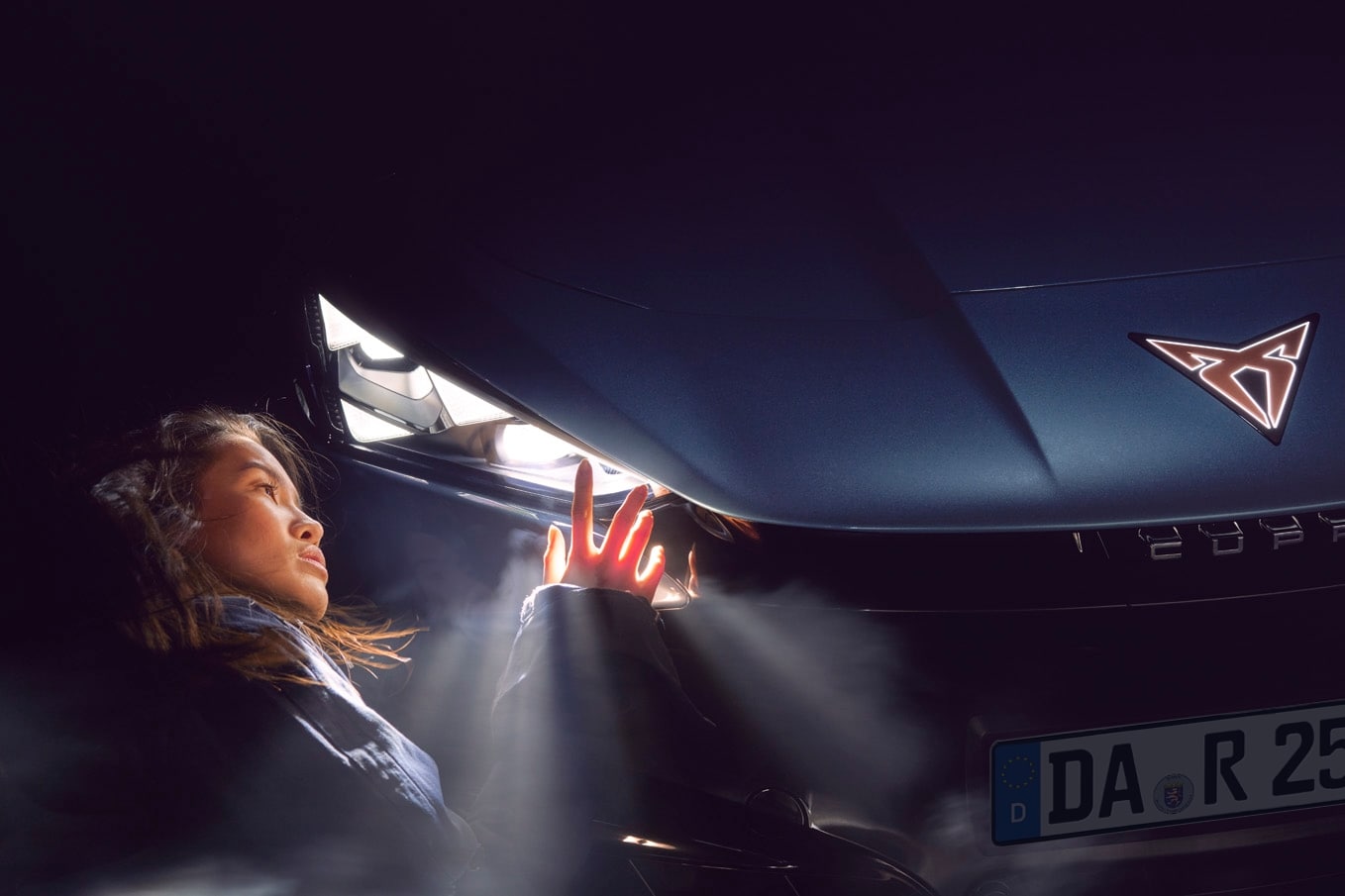  CUPRA Tavascan mit dreieckiger LED-Lichttechnologie.