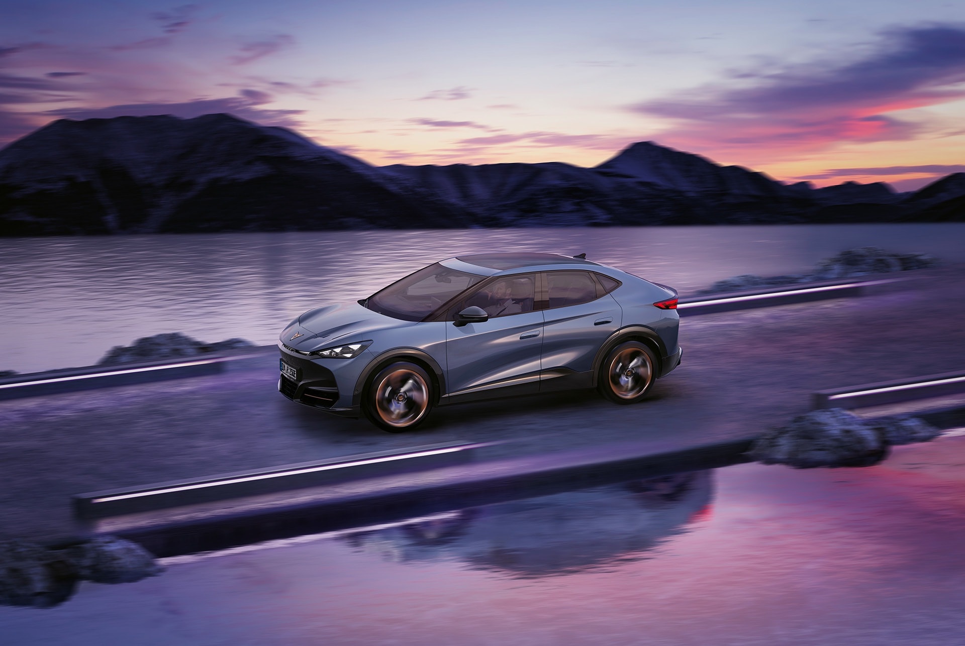 CUPRA Tavascan in Metallic Blau mit Travel Assist und Adaptive Cruise Control (ACC).