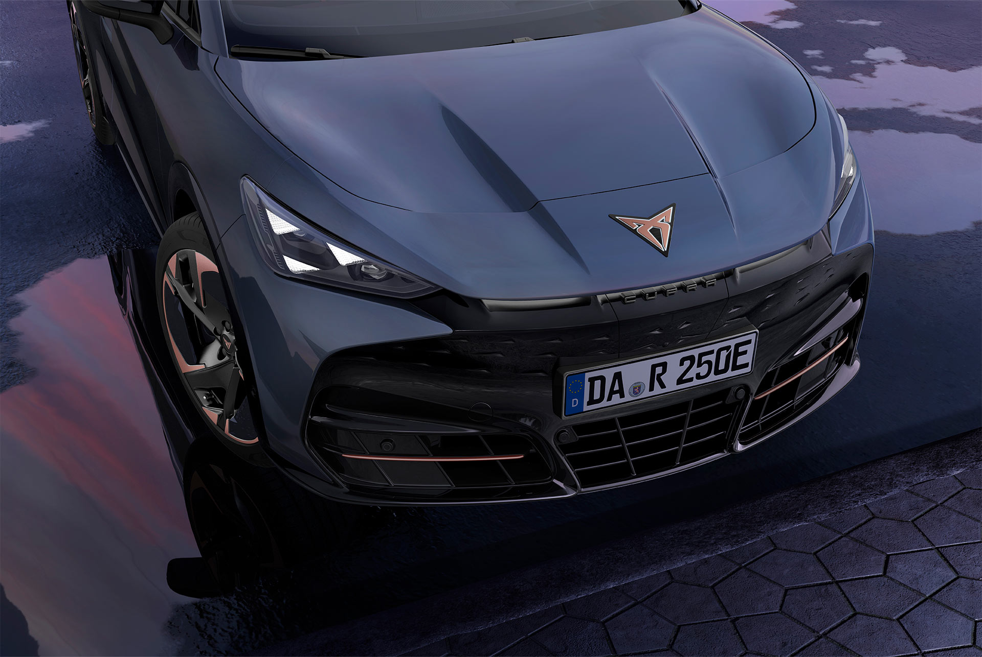 Frontansicht des CUPRA Tavascan 2024 in Tavascan Blue mit markantem Logo und aerodynamischen Designelementen. Kupferdetails an den Rädern spiegeln den sportlichen Charakter wider.