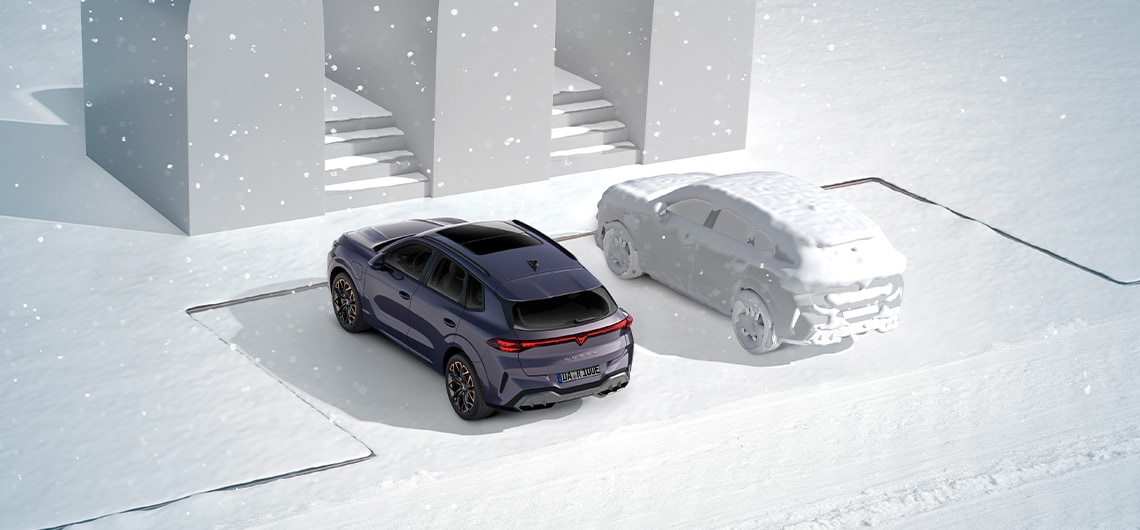 CUPRA Terramar bei winterlichen Bedingungen – ein Fahrzeug schneebedeckt, das andere frei geparkt und startklar, symbolisiert intelligente Vorklimatisierung und Allwettertauglichkeit.