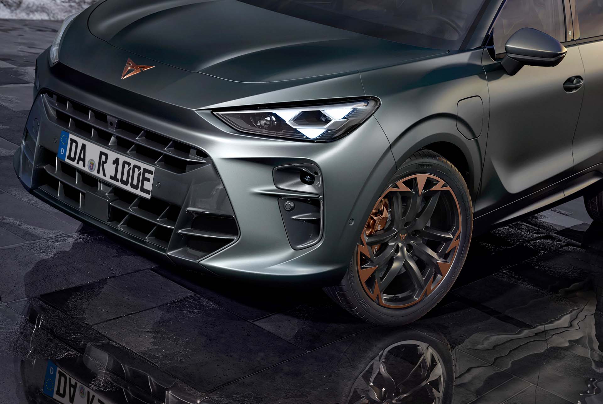 cupra terramar in der Farbe enceladus grey matt, mit cupra matrix led ultra Scheinwerfern, Dreieckscheinwerfern der neuen Generation und 20“ Felgen.