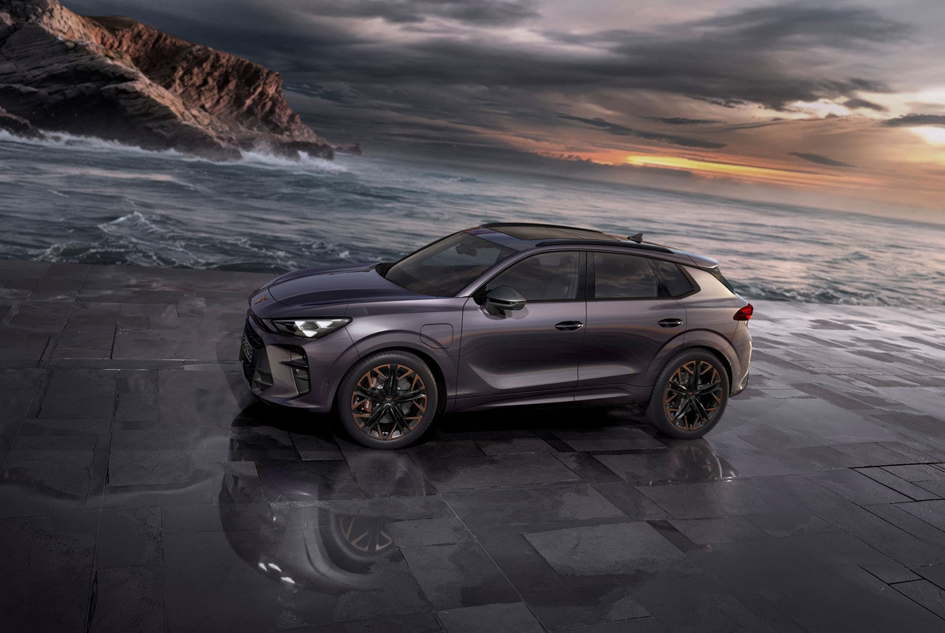 cupra terramar hybrid suv, modell 2024, seitenansicht, mit 20-zoll-leichtmetallfelgen von america's cup und akebono-bremsen, enceladusgrau matt, auf nassem pflaster am meer bei sonnenuntergang.