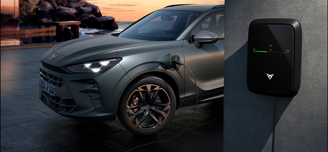 CUPRA Terramar an einer Ladesäule am Meer