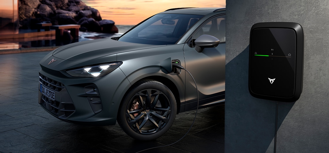CUPRA Terramar an einer Ladesäule am Meer