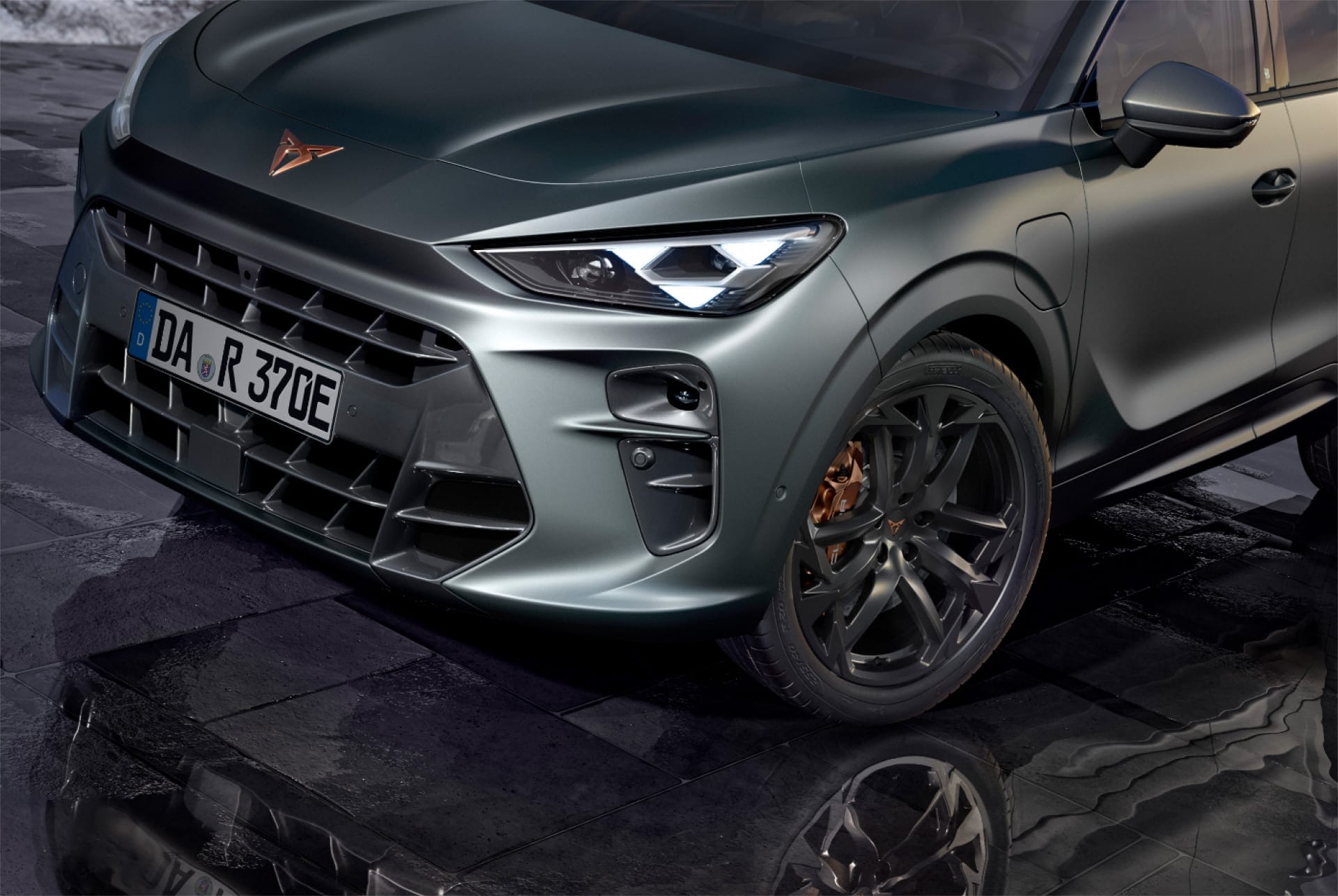 cupra terramar in der Farbe enceladus grey matt, mit cupra matrix led ultra Scheinwerfern, Dreieckscheinwerfern der neuen Generation und 20“ Felgen.
