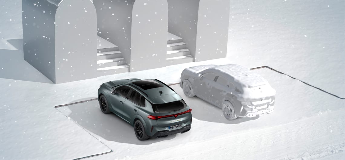 CUPRA Terramar bei winterlichen Bedingungen – ein Fahrzeug schneebedeckt, das andere frei geparkt und startklar, symbolisiert intelligente Vorklimatisierung und Allwettertauglichkeit.