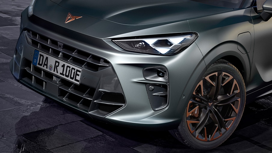 CUPRA Terramar VZ e-HYBRID mit charakterstarkem Frontdesign, LED-Lichtsignatur und zweifarbigen Performance-Felgen in Bronze und Schwarz.