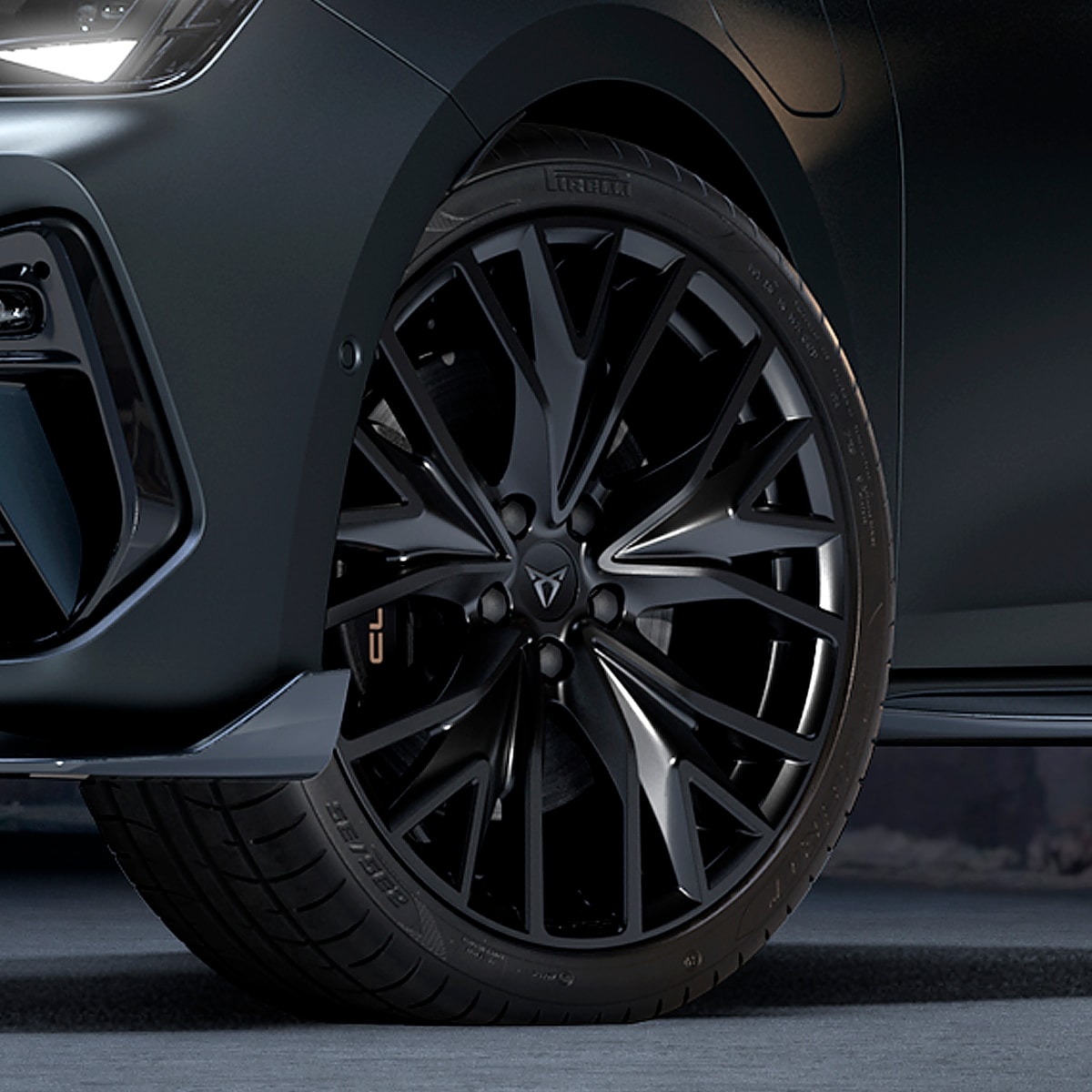 Nahaufnahme der 19" Leichtmetallfelge Custom in Sport Black Matt für den CUPRA Leon 5D.