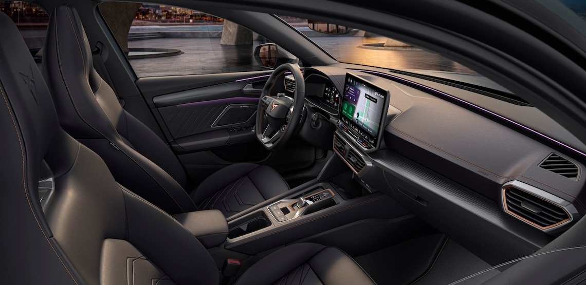 Innenansicht des CUPRA Leon mit Business Paket Plus und Edge-Paket Ausstattung, Ambientebeleuchtung und Infotainment-System. Keyless advanced, Anti-Diebstahl-System und eine Rückfahrkamera.