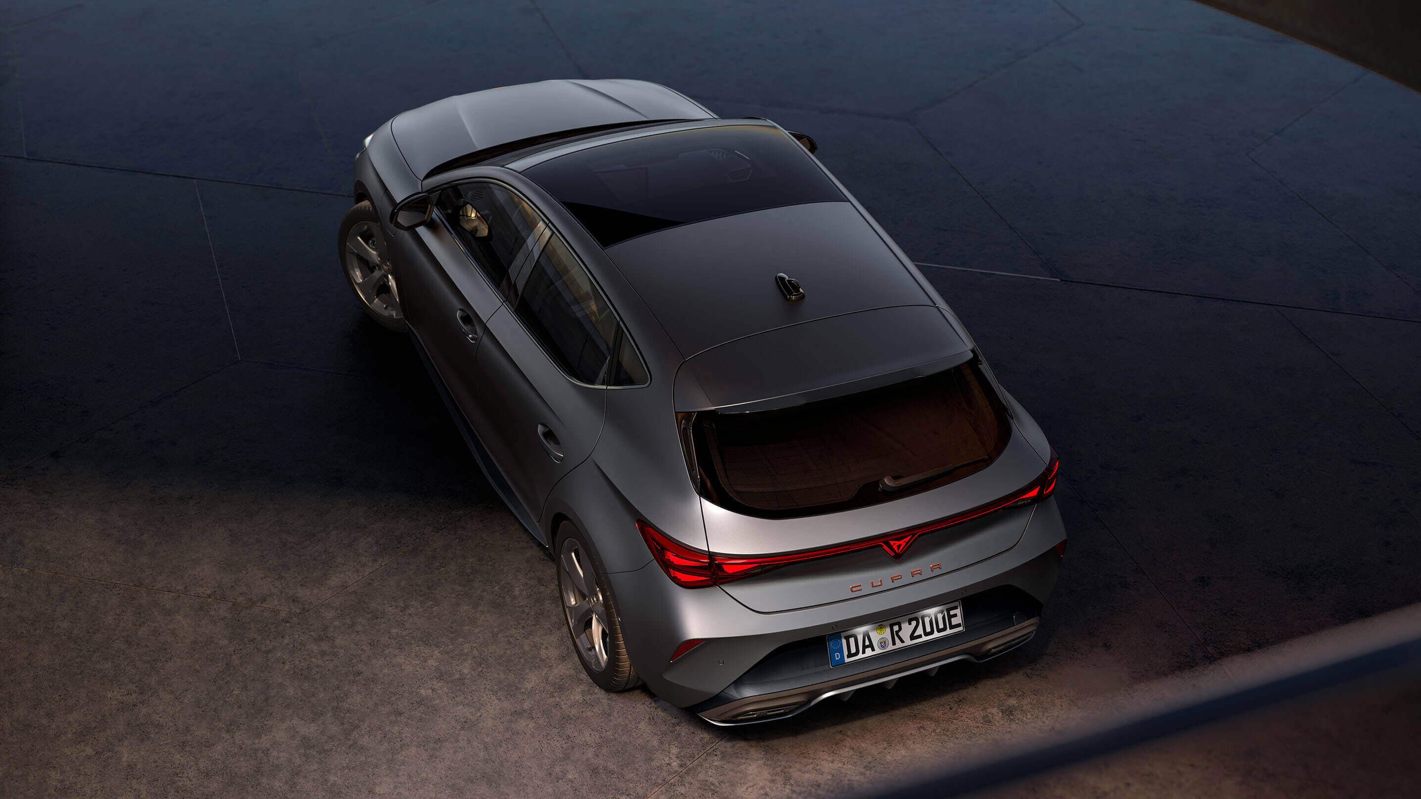 CUPRA Leon Frontansicht bei Nacht mit LED-Scheinwerfern: kraftvolles Design und moderne Technologie in Perfektion.