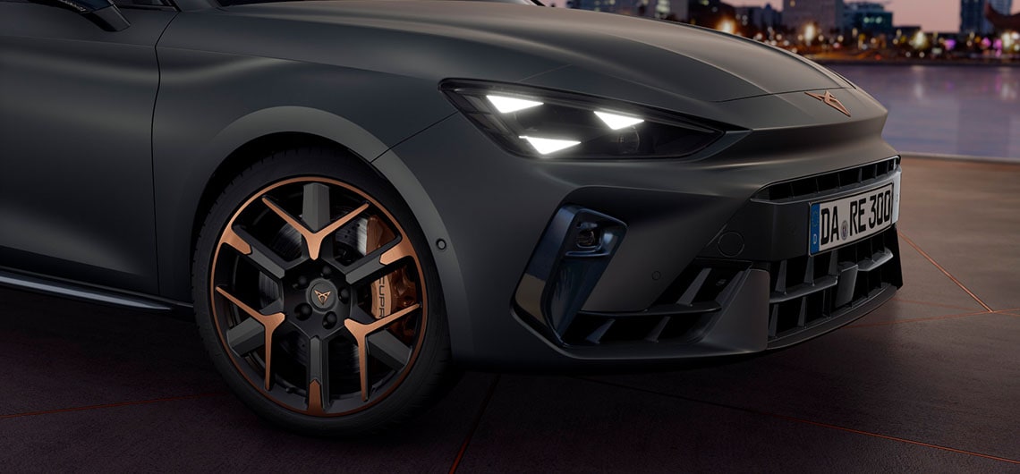 CUPRA Leon mit innovativer Technologie, Matrix-LED-Scheinwerfern, geschmiedeten Felgen mit Kupferakzenten und Brembo-Bremsen.