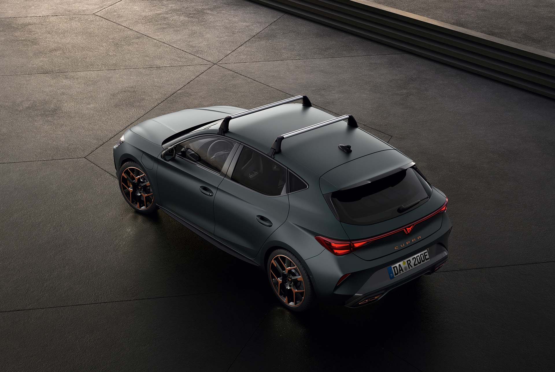 Vogelperspektive des neuen Enceladus Grey matt CUPRA Leon mit montiertem Autodachträger.