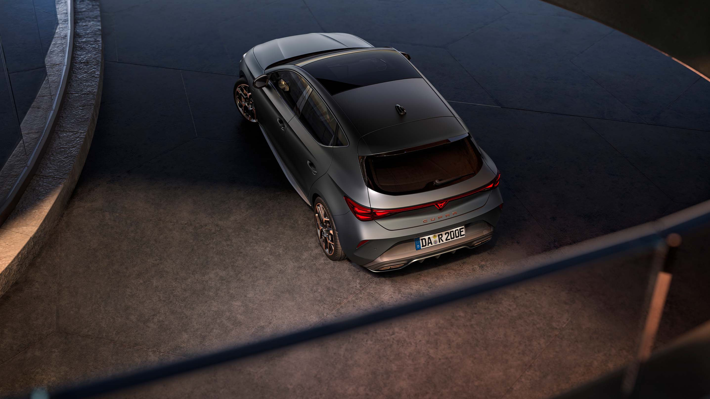 CUPRA Leon Frontansicht bei Nacht mit LED-Scheinwerfern: kraftvolles Design und moderne Technologie in Perfektion.
