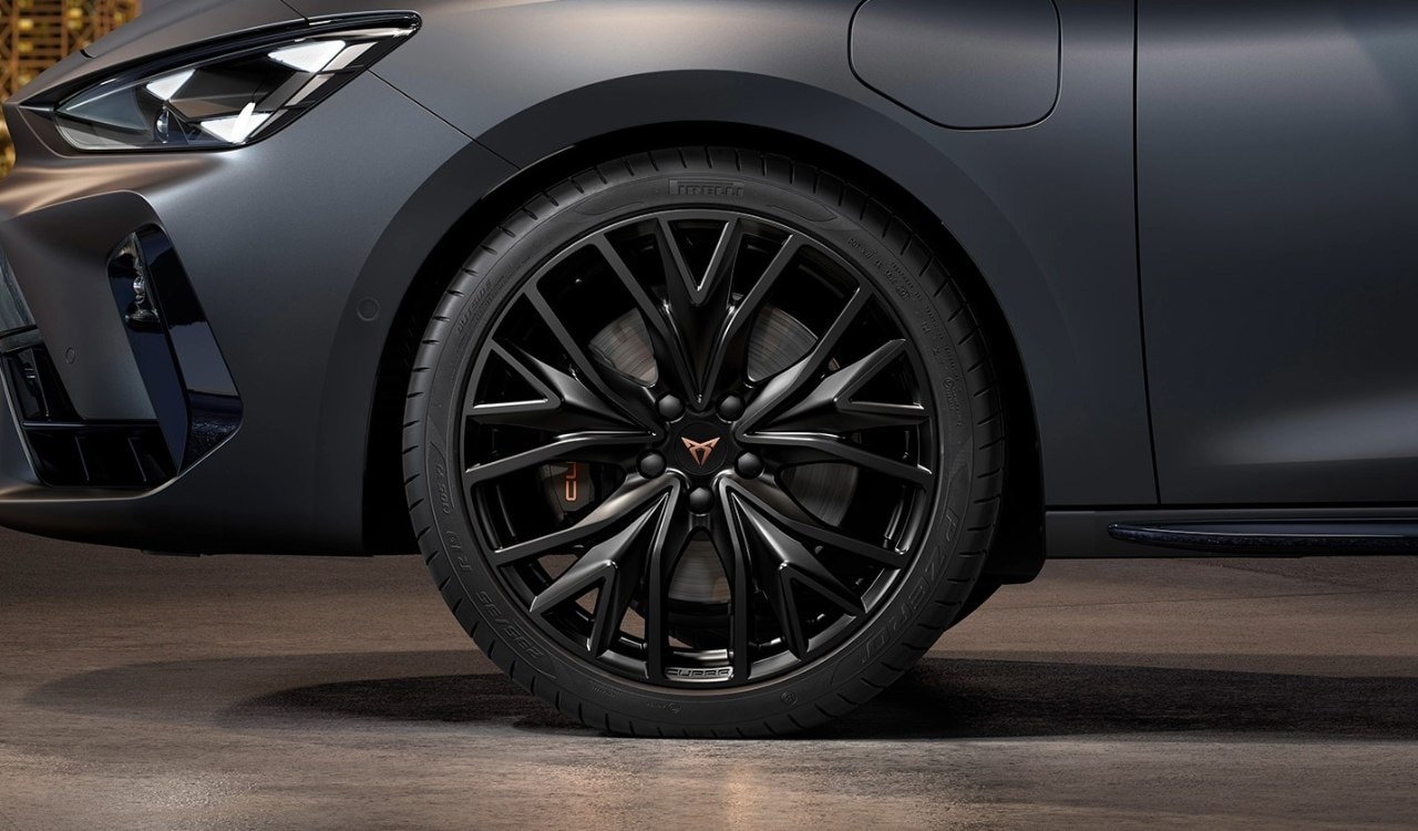 Nahaufnahme der 19" Leichtmetallräder Mistral Black Matt des CUPRA Leon Sportstourer