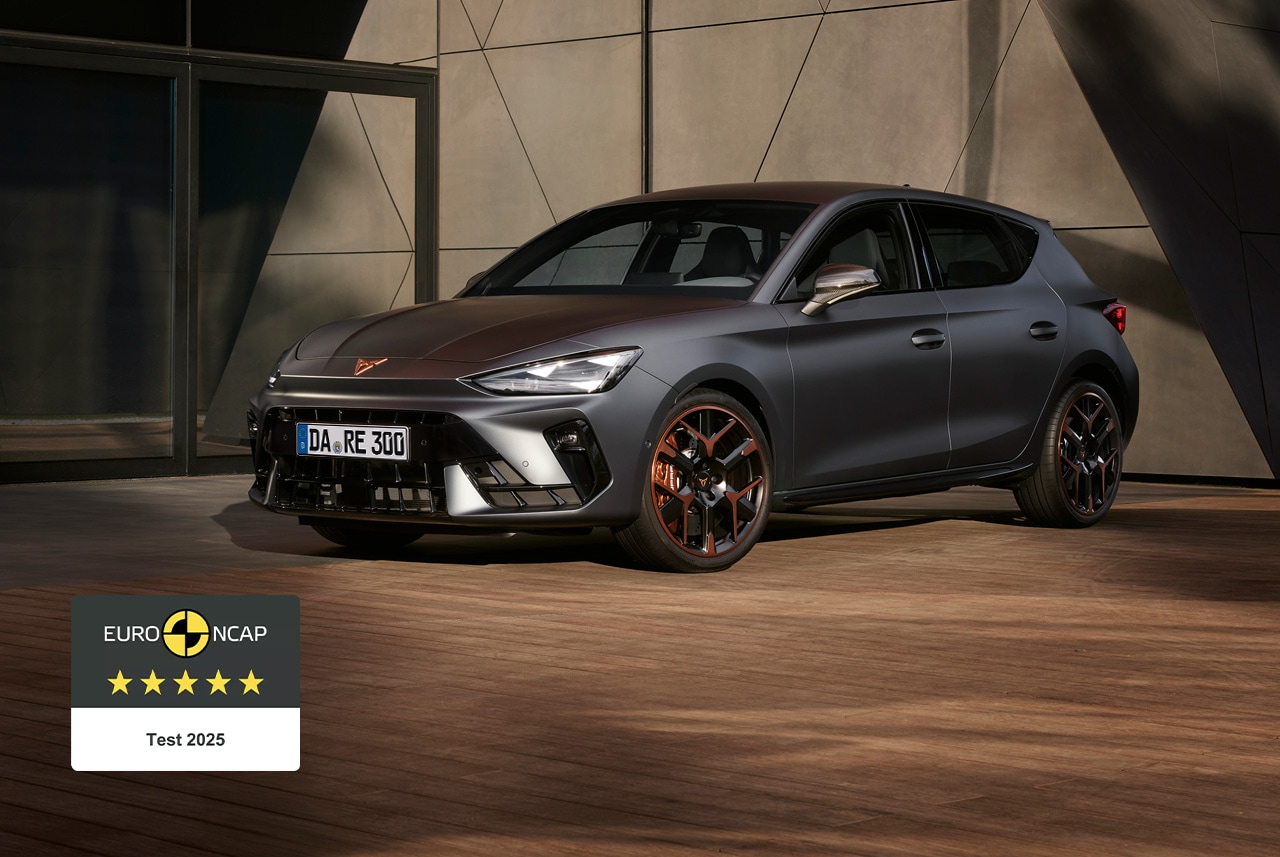 Seitenansicht des CUPRA Leon mit dem NCAP Logo. 