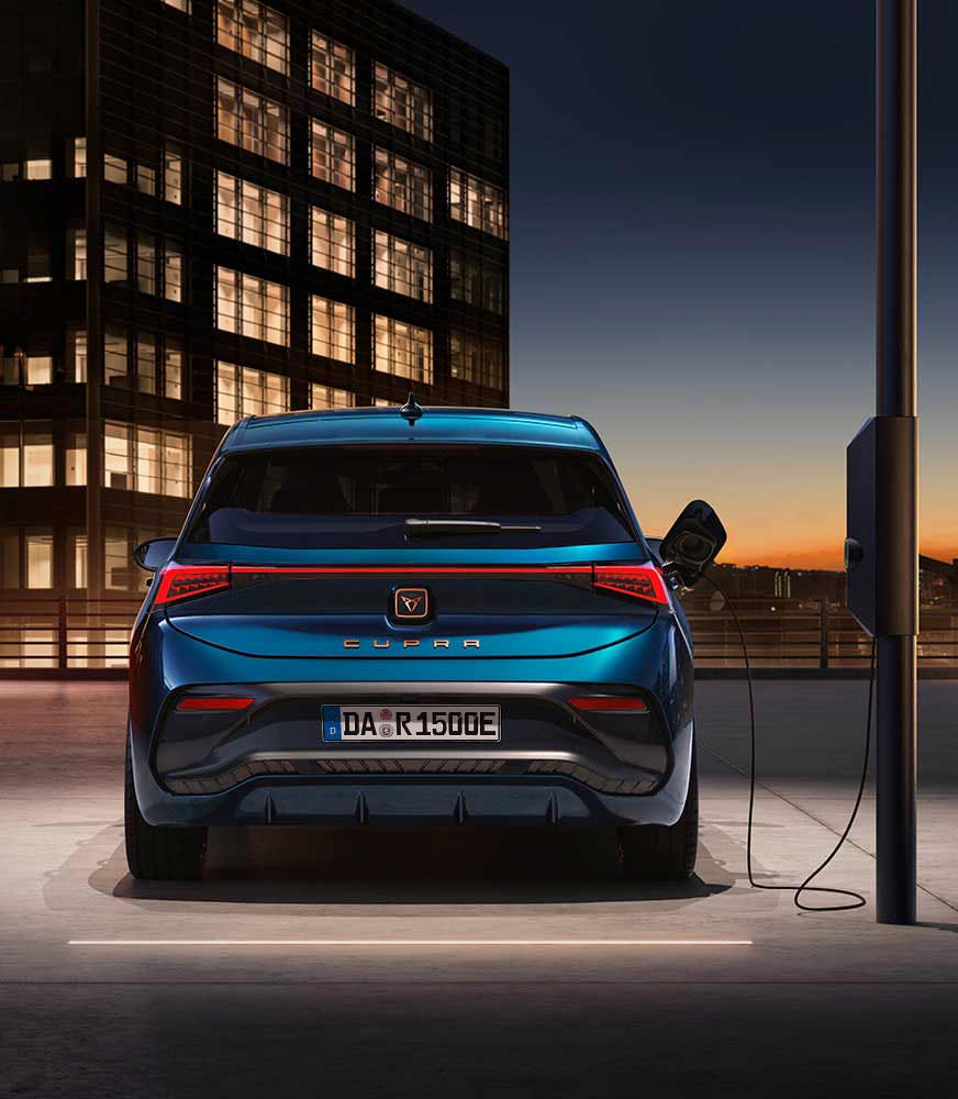 CUPRA%20Born%20Aurora%20Blue%20Colour%20Stoßfänger%20Rückansicht%20-%20mit%20einem%20CUPRA%20Charger%20verbunden