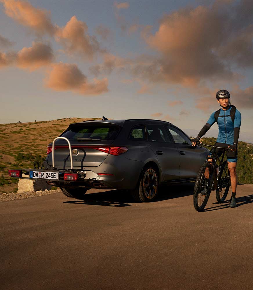 CUPRA Leon Sportstourer mit Fahrradträger und Fahrrad | CUPRA