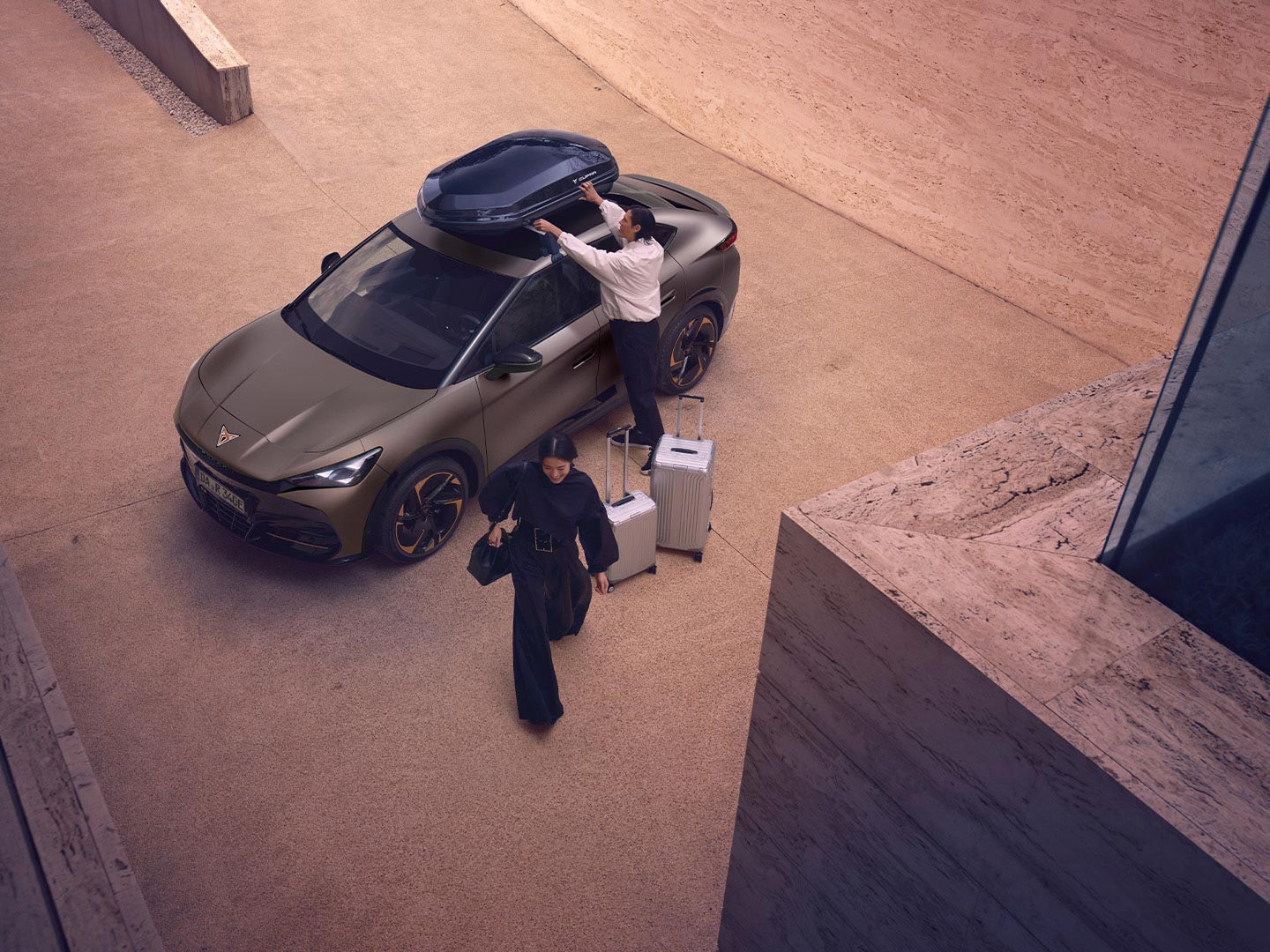 Vogelperspektive auf den CUPRA Tavascan mit der Dachbox. 