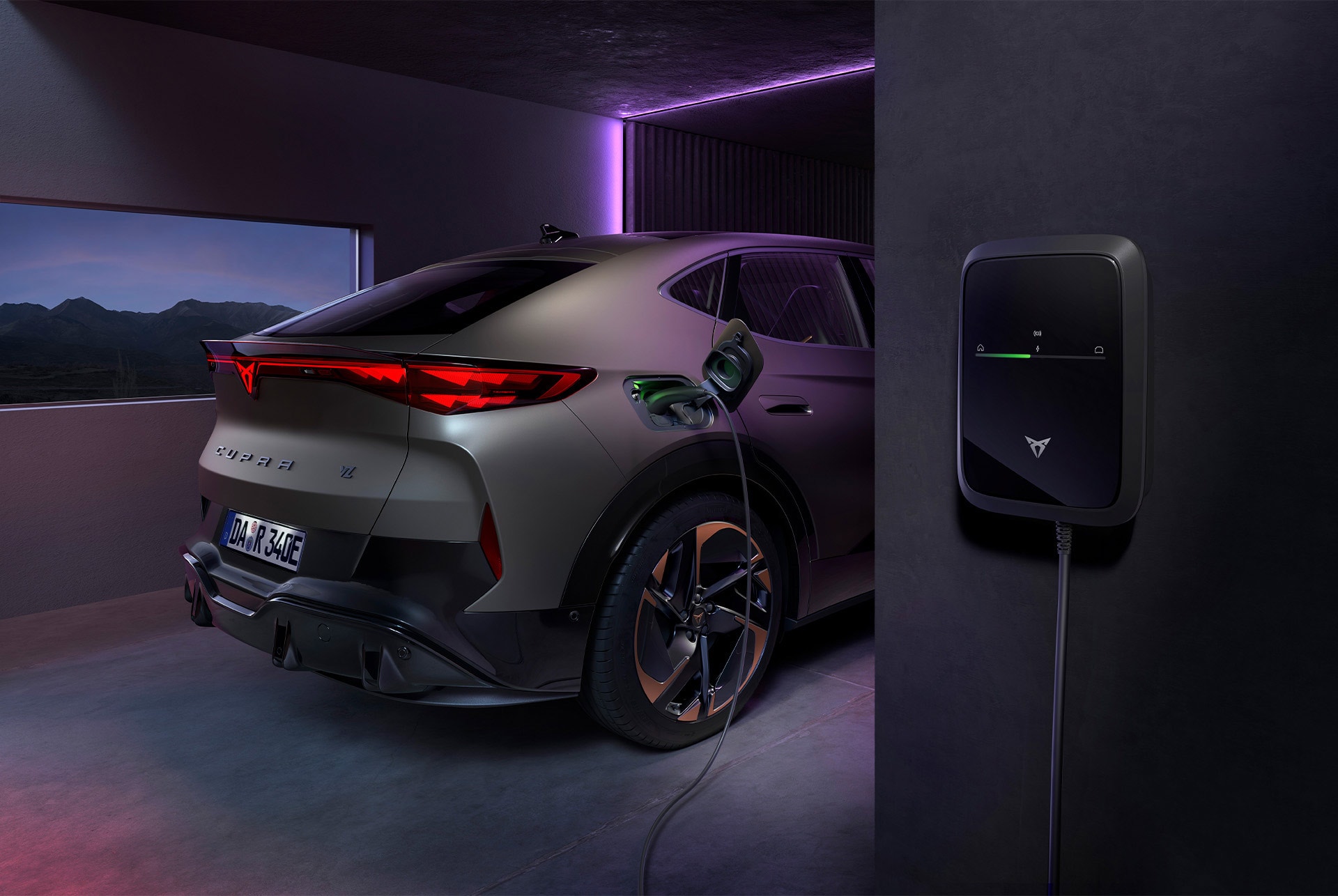 CUPRA Tavascan lädt in einer Garage an einer Wallbox auf.