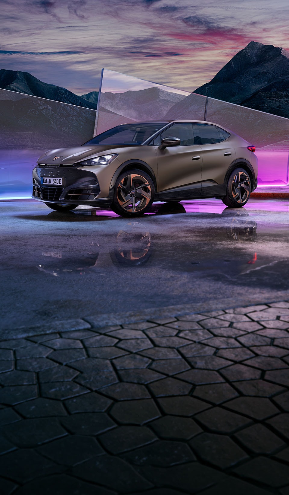Eine dynamische Szene mit einem CUPRA Tavascan in eleganter dunkler Metallic-Farbe, neben einer verschwommenen Frau in einem weißen Kleid, die eine VR-Brille trägt und einen Dirigentenstab in der Hand hält. 