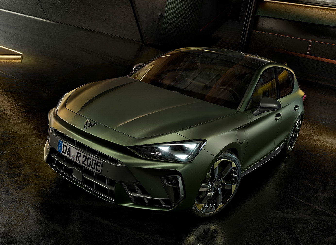 Seitenansicht des CUPRA Leon Tribe Edition. Das Fahrzeug steht in einer modernen Garage. 