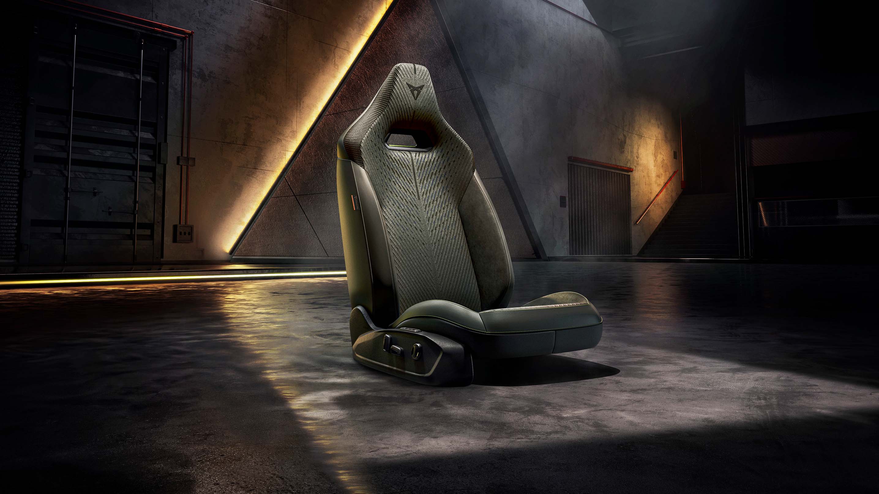 Ein Sportschalensitz des CUPRA Terramar Tribe Edition. Der Sitz ist abmontiert und steht in einer modernen Garage. 