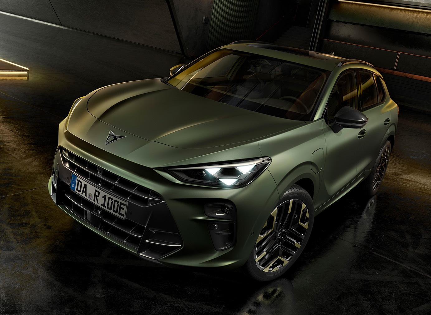 Seitenansicht des CUPRA Terramar Tribe Edition. Das Fahrzeug steht in einer modernen Garage. 