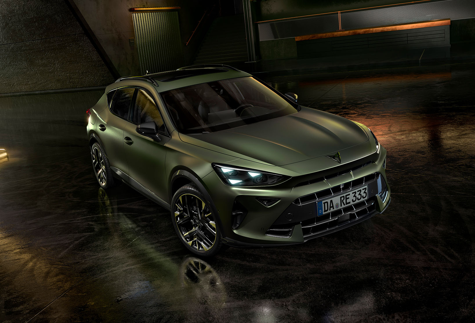 Seitenansicht des CUPRA Formentor Tribe Edition. Das Fahrzeug steht in einer modernen Garage. 