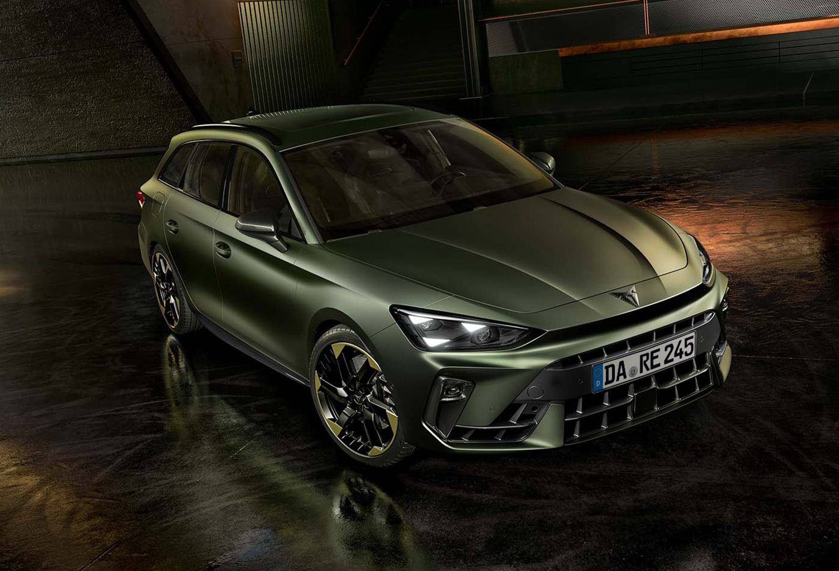 Seitenansicht des CUPRA Leon Sportstourer Tribe Edition. Das Fahrzeug steht in einer modernen Garage. 