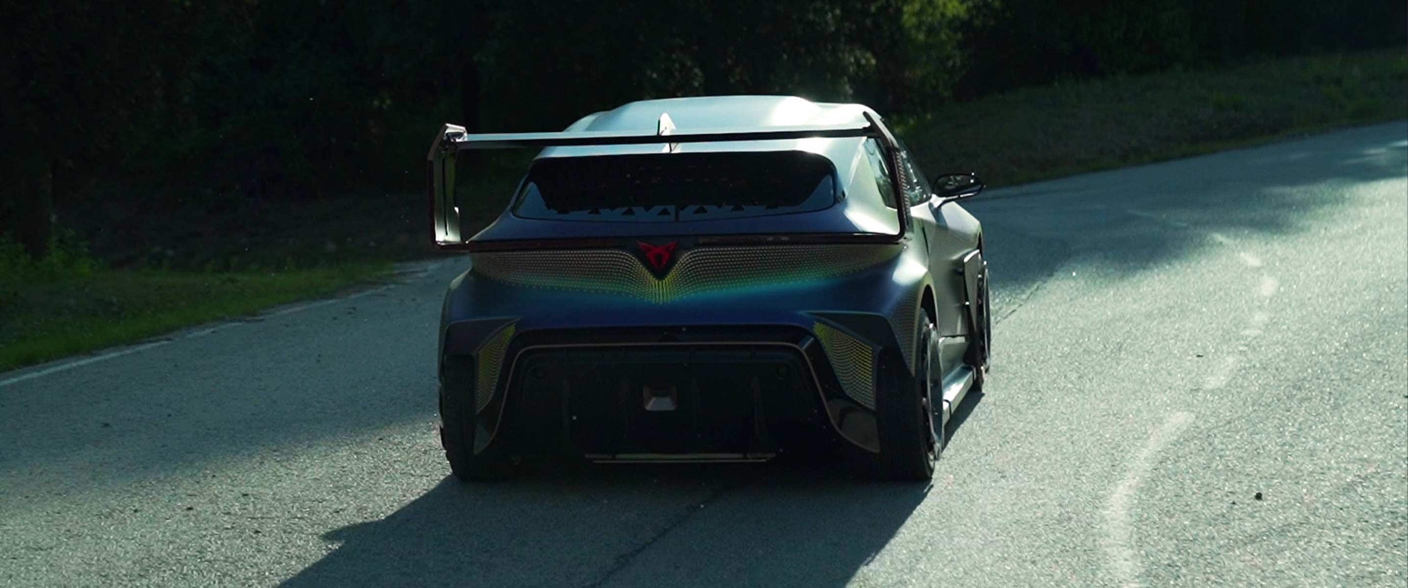 Das CUPRA UrbanRebel Concept auf der Teststrecke in Martorell mit Dr. Werner Tietz am Steuer. Rückansicht des Fahrzeugs.