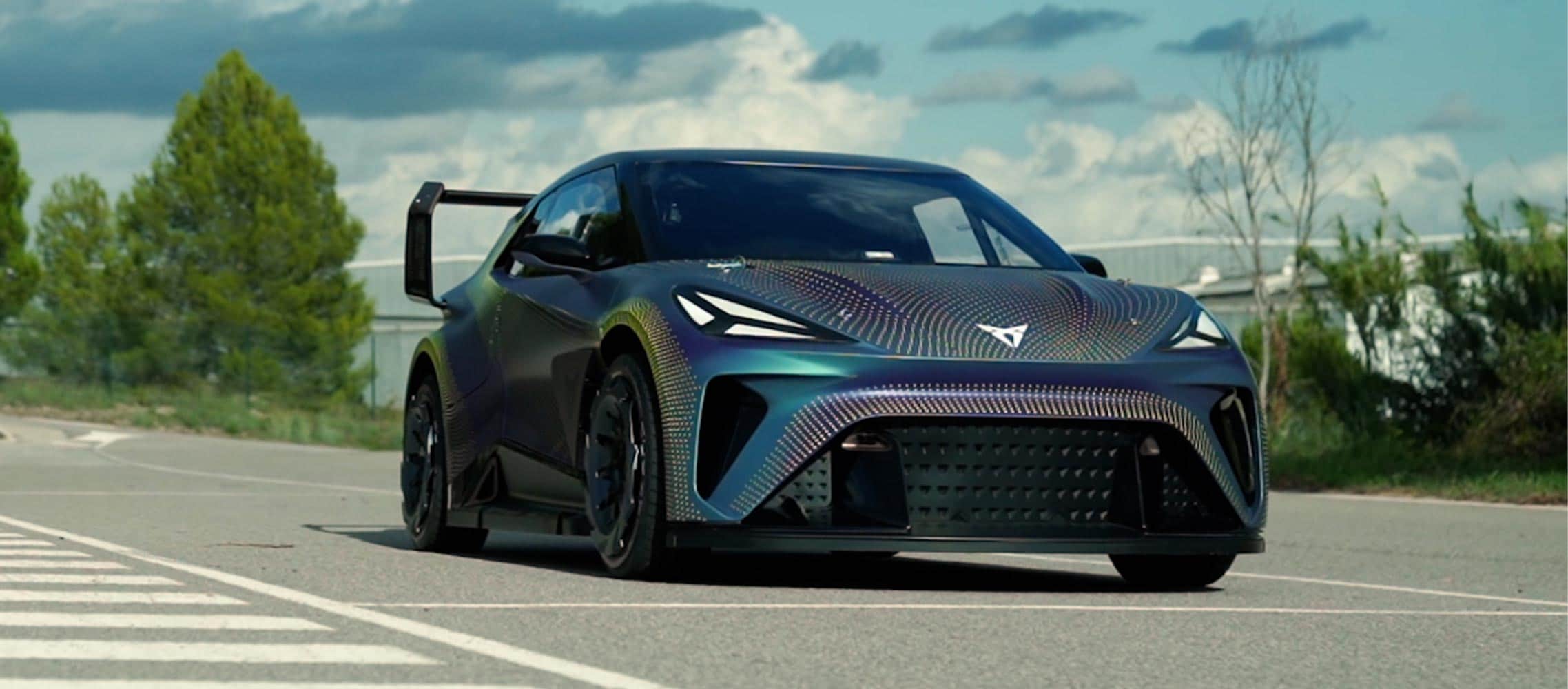 Seitenansicht des CUPRA UrbanRebel Concept in dynamischer Fahrt auf der Rennstrecke.