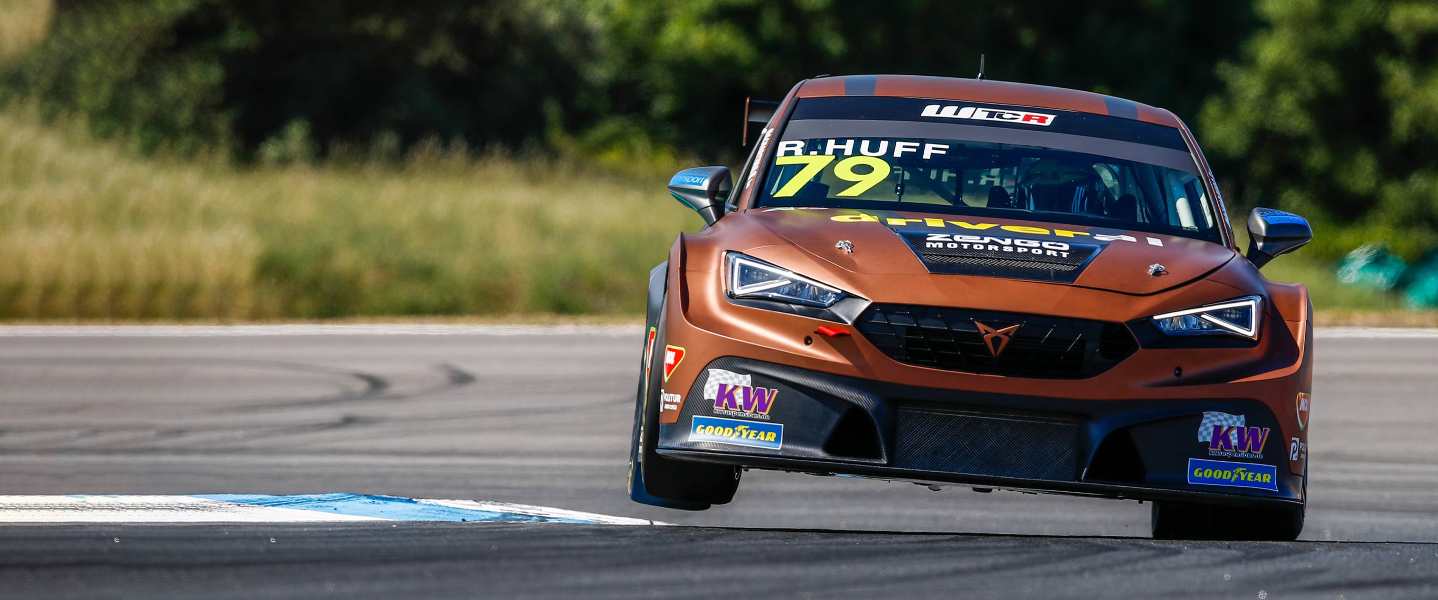 CUPRA sichert sich hart erkämpfte Punkte in der WTCR