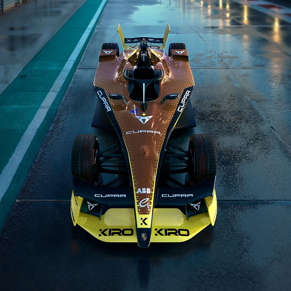 Frontalaufnahme des CUPRA Formel E Auto, stehen auf einer Teststrecke.