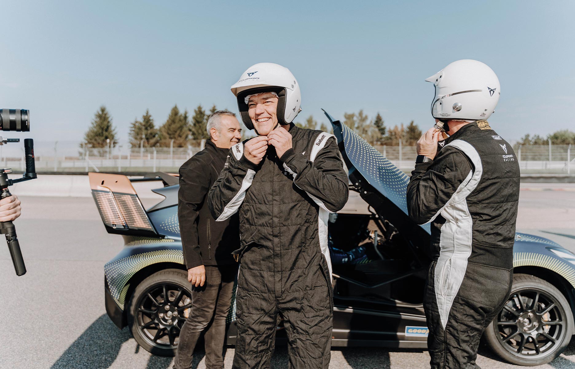 Rennprofi Mattias Ekström steigt gerade aus dem CUPRA UrbanRebel aus und öffnet seinen Helm.