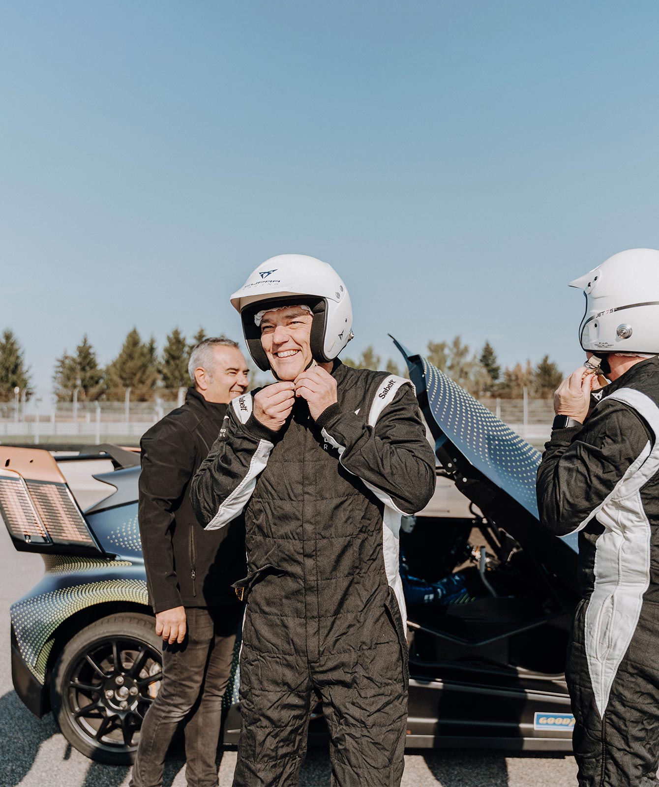 Frontansicht des neuen CUPRA Leon 2024 in dunkler Atmosphäre mit Ambientebeleuchtung.