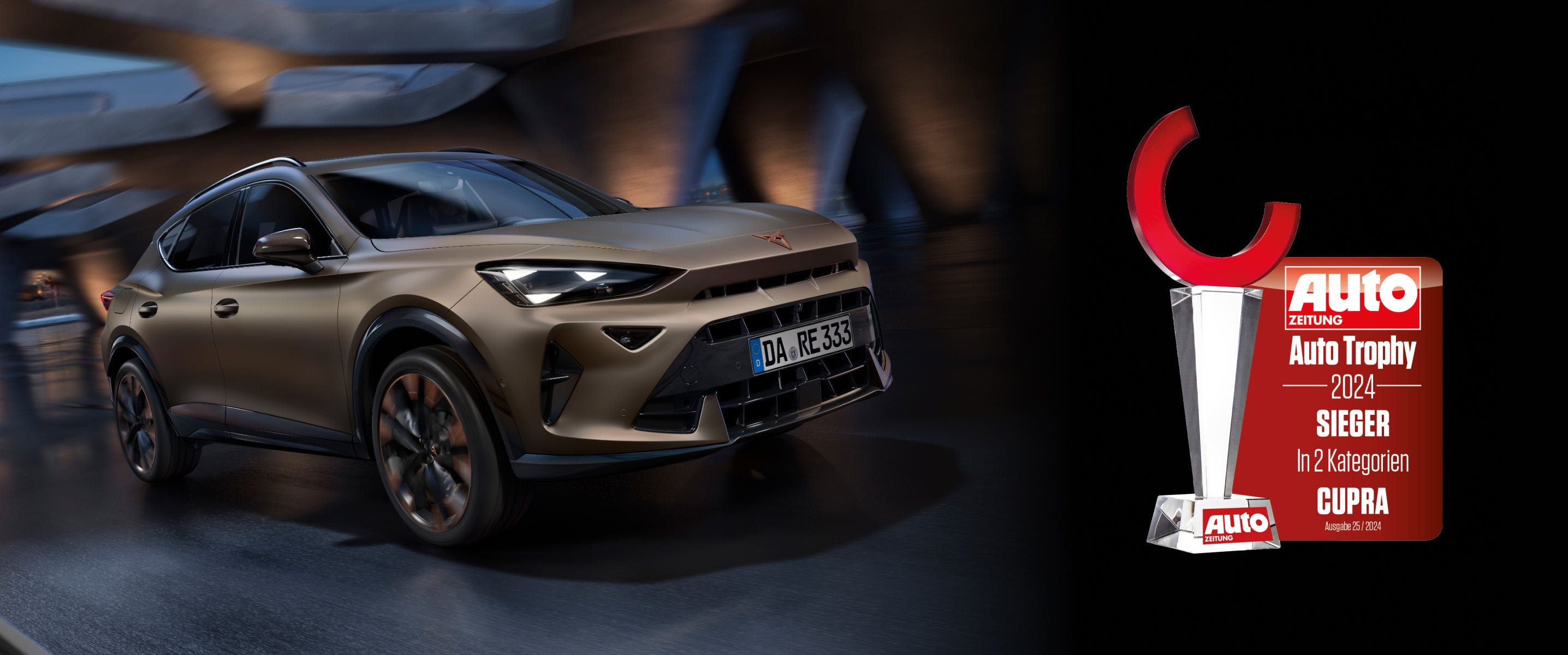 Der CUPRA Formentor in mattem Bronze im Meer unter der Wasseroberfläche, daneben die Auto Trophy 2024-Trophäe mit rotem Halbkreis auf silbernem Sockel.