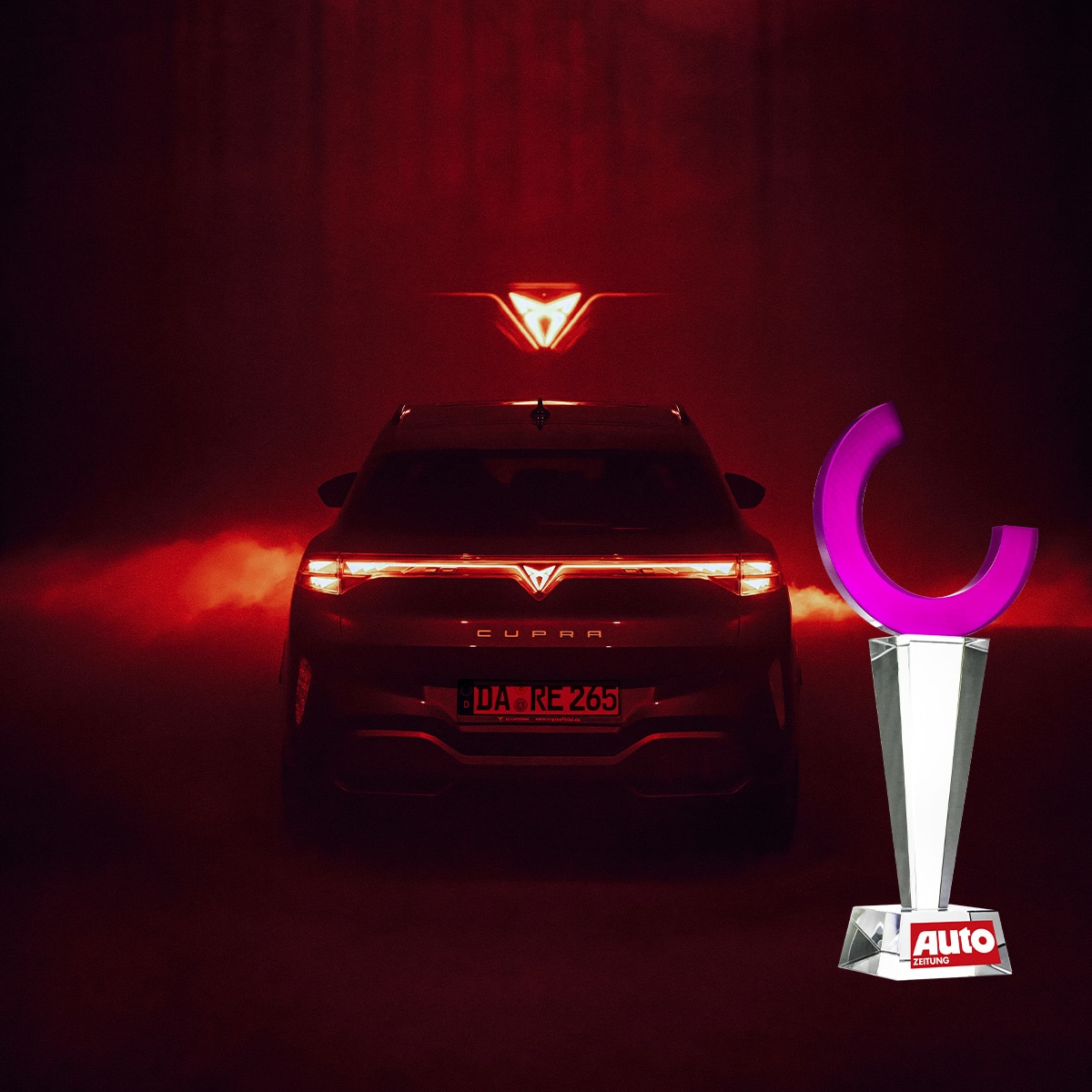 CUPRA Terramar von hinten mit leuchtendem Logo und der Design Trophy der Auto Zeitung vorne rechts im Bild