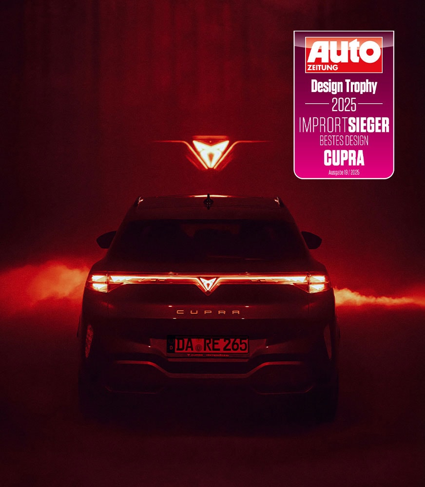 Heckansicht des CUPRA Terramar in rotem Licht mit Auto Zeitung Design Trophy Siegel für Importsieger SUV 2025 rechts im Bild