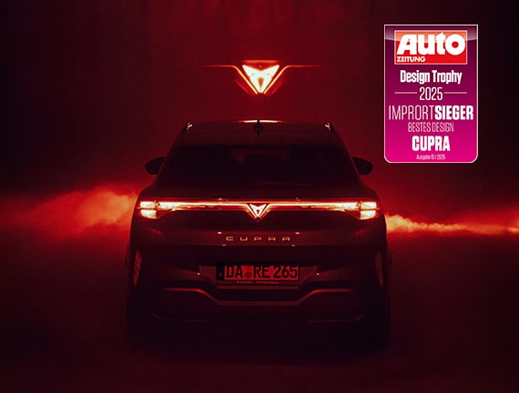 Heckansicht des CUPRA Terramar in rotem Licht mit Auto Zeitung Design Trophy Siegel für Importsieger SUV 2025 rechts im Bild