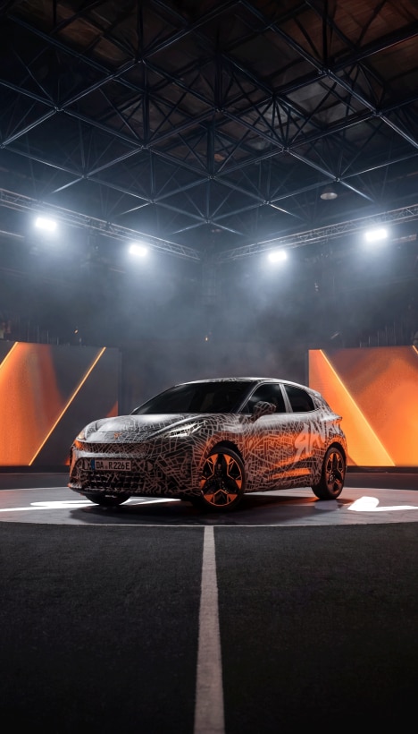 CUPRA Raval in Camouflage vor Kings League Logo