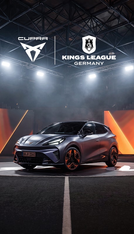 Neuer CUPRA Raval vor Kings League Logo