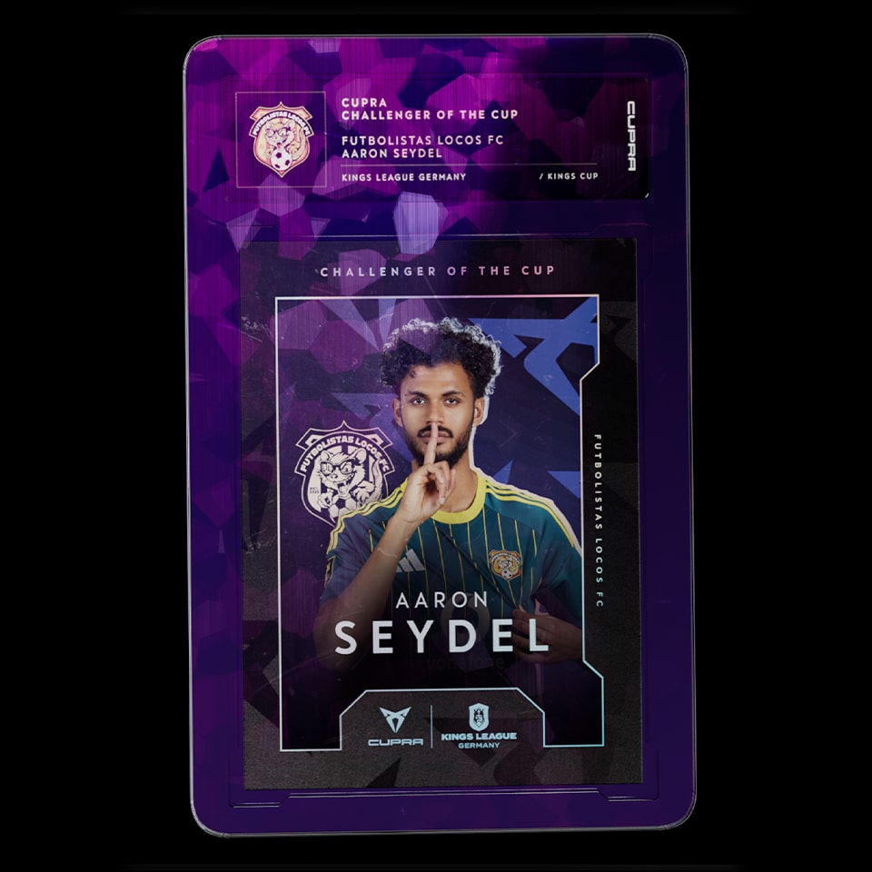 Paul Frege und Gerard Piqué stehen vor einem CUPRA Formentor. Piqué hält einen Fußball in der Hand, beide zeigen einen Daumen nach oben.