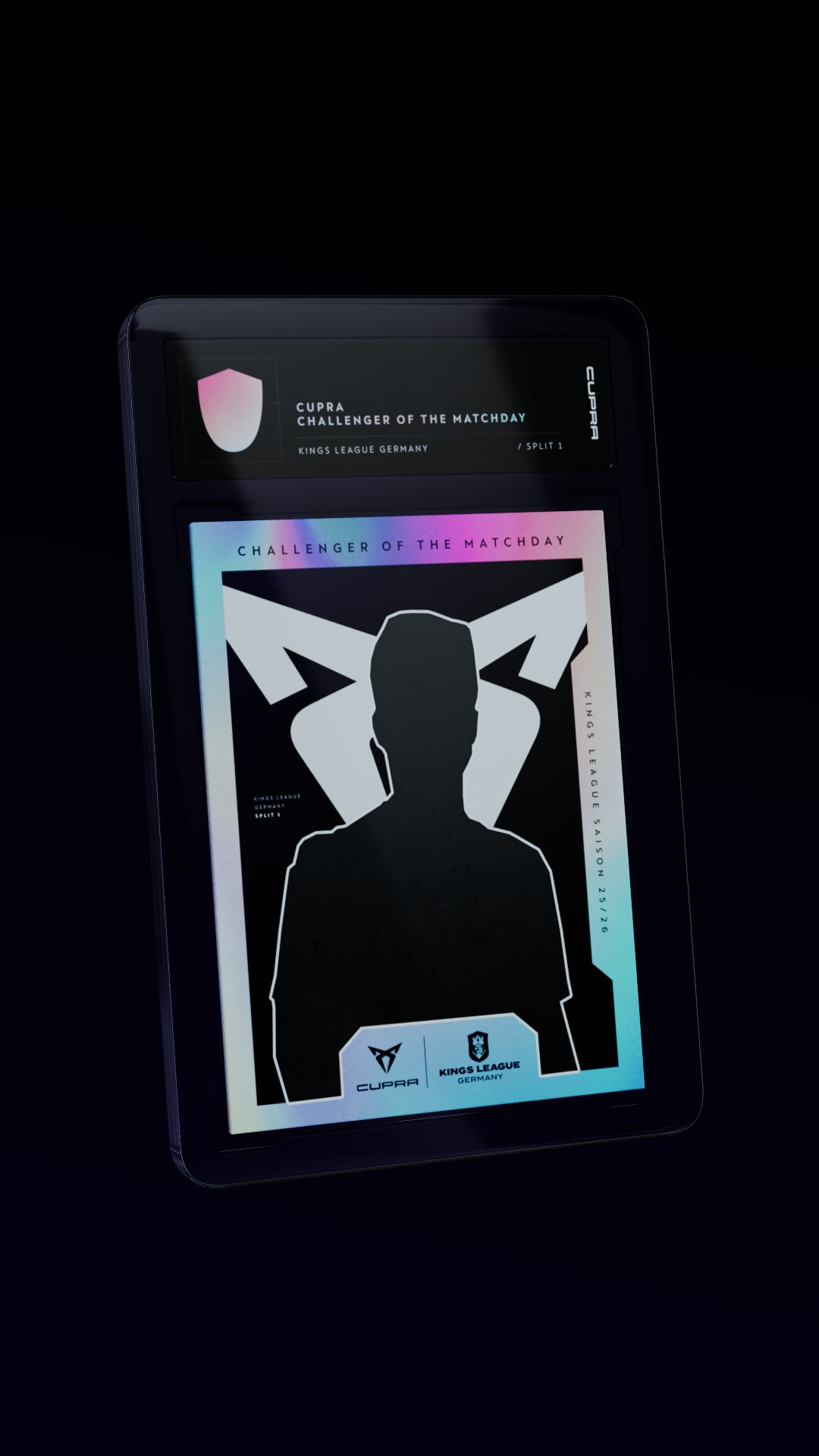 Paul Frege und Gerard Piqué stehen vor einem CUPRA Formentor. Piqué hält einen Fußball in der Hand, beide zeigen einen Daumen nach oben.