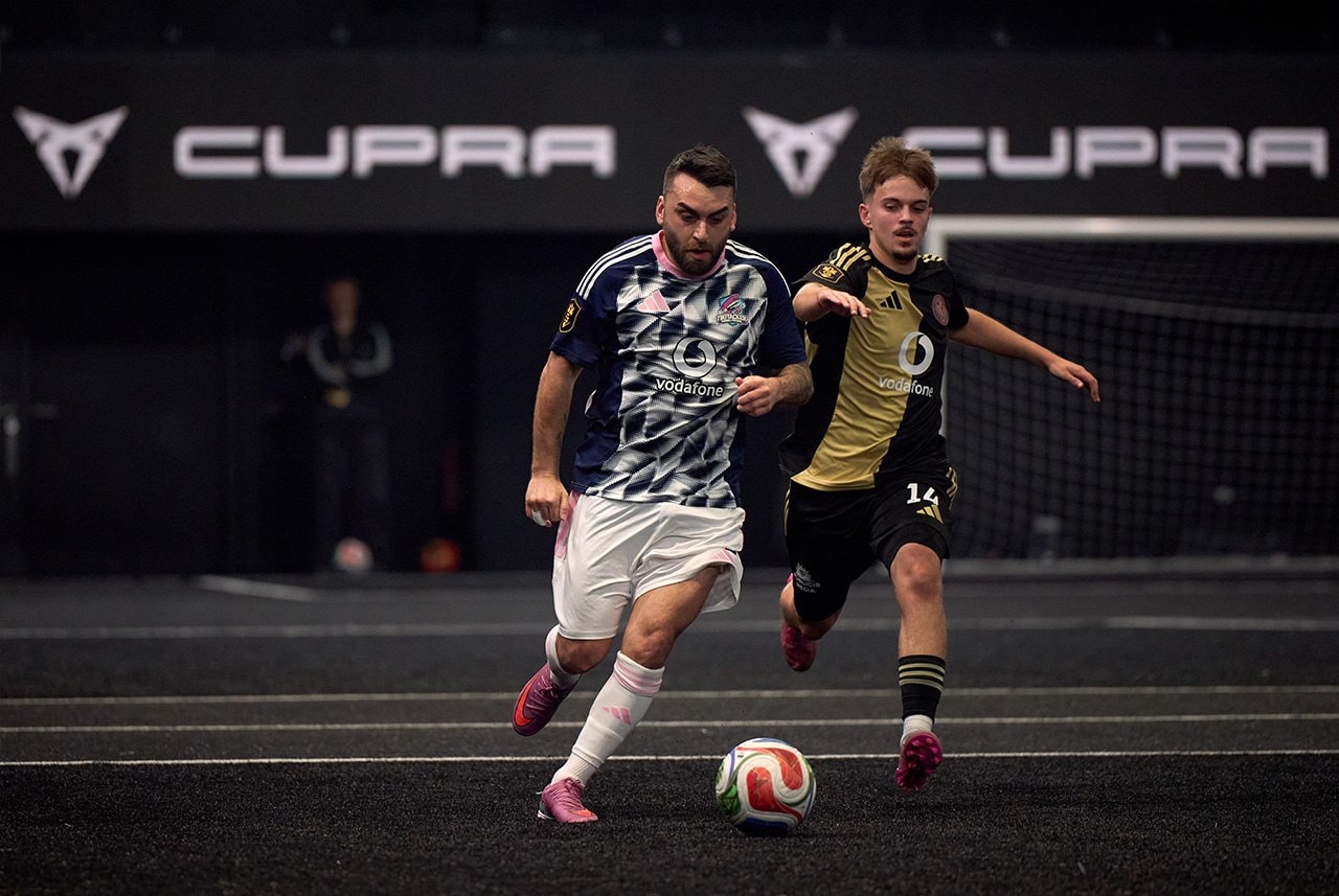 Dynamische Aktion beim Kings League Match in der CUPRA Arena – Spieler im gelben Trikot setzt zum Schuss an.