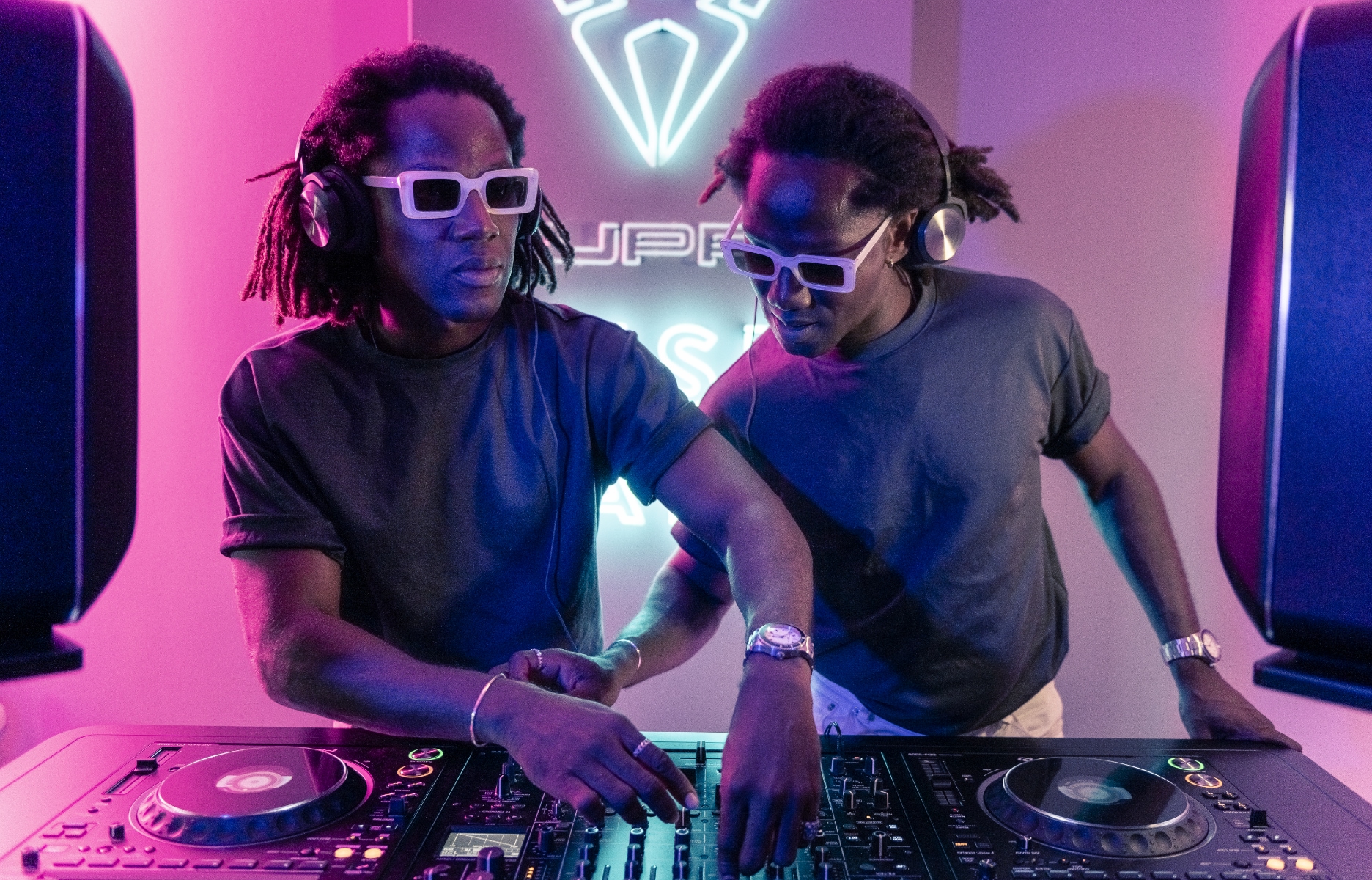 Die Brüder Régis und Brice Abby, bekannt als Künstlerduo 'Doppelganger Paris', arbeiten in den CUPRA Music Labs an neuen Tracks.