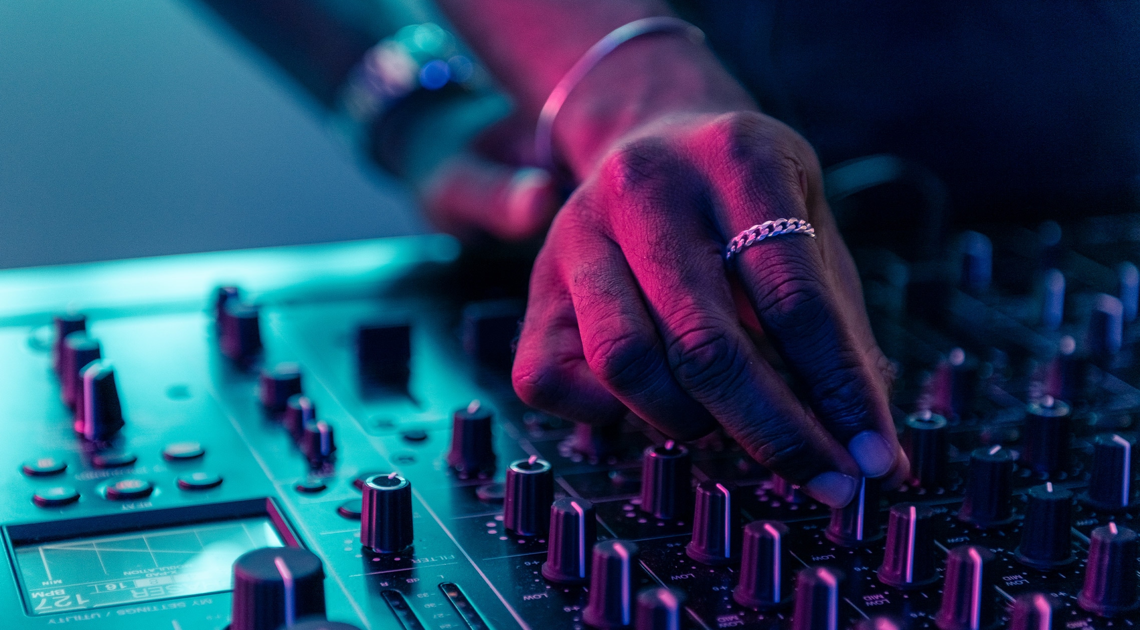 Nahaufnahme des Mischpults, an dem Doppelganger Paris in den CUPRA Music Labs ihre Musik produzieren.