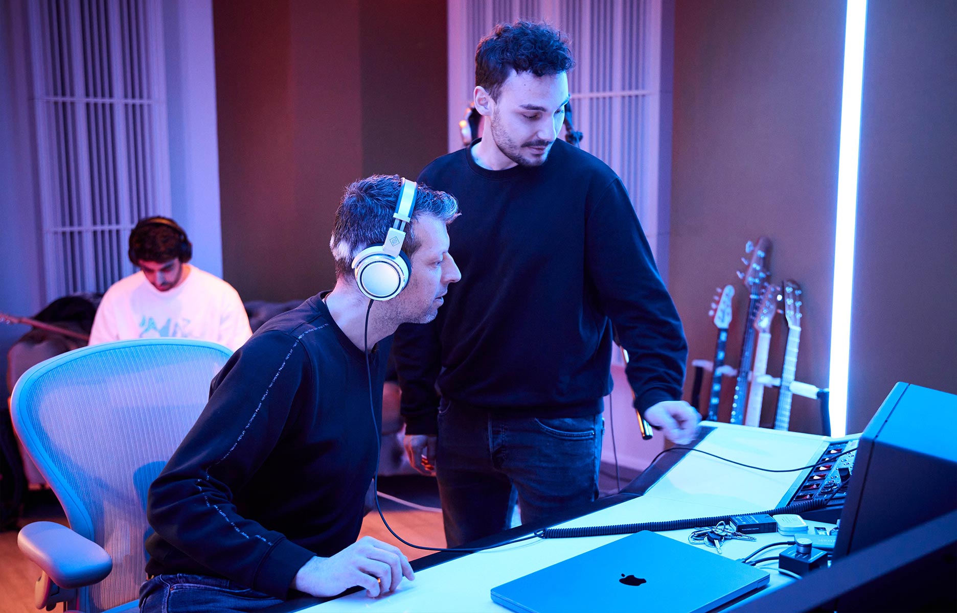 Musikproduzenten und Songwriter arbeiten gemeinsam im SDM x ULTRA PUBLISHING WRITING CAMP in den CUPRA Music Labs in Frankfurt.