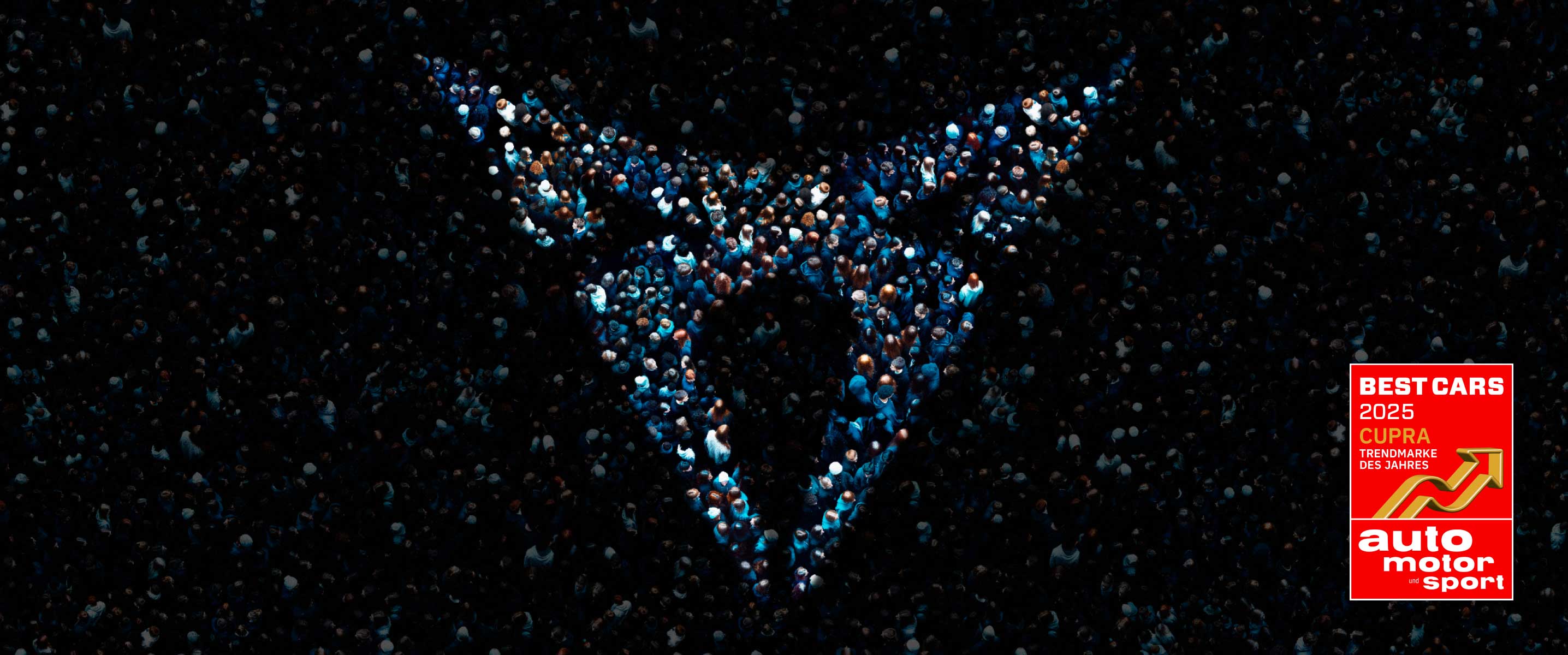 CUPRA-Logo aus Menschenmenge geformt – Symbol für Gemeinschaft und Markenbegeisterung. Rechts daneben das ‚Best Cars 2025‘-Siegel von auto motor und sport, das CUPRA als Trendmarke des Jahres auszeichnet.