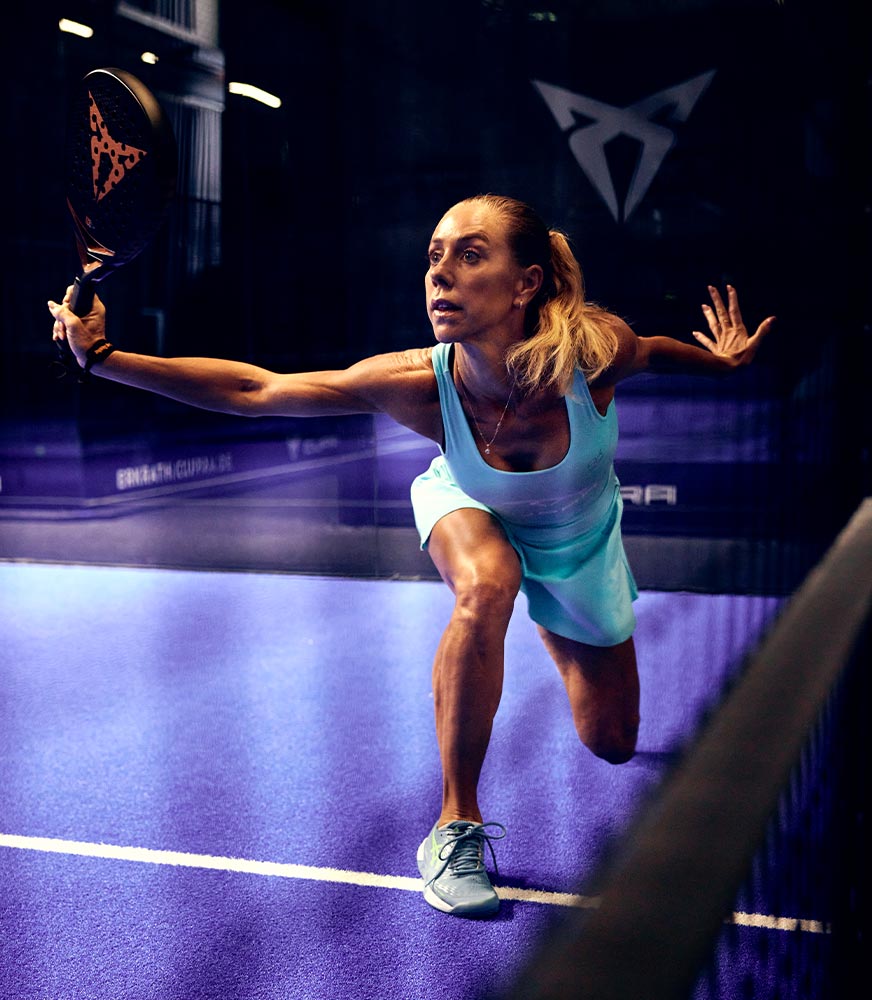 Padel Spielerin auf einem Padel Court mit CUPRA Logos