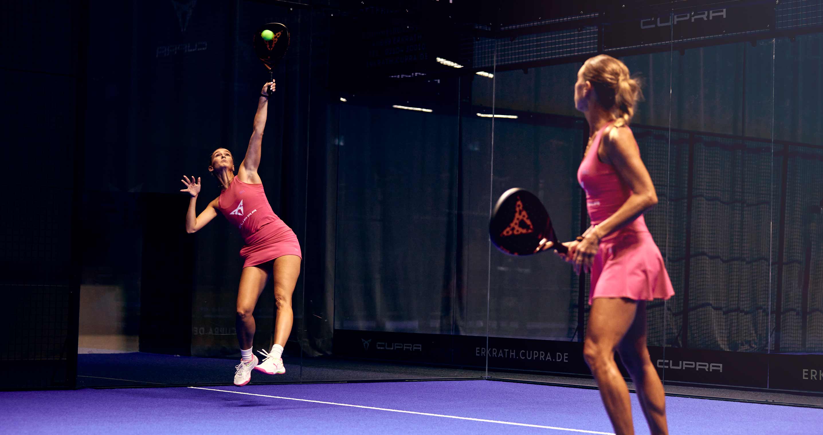 Padel Spielerinnen auf einem Padel Court mit CUPRA Logos